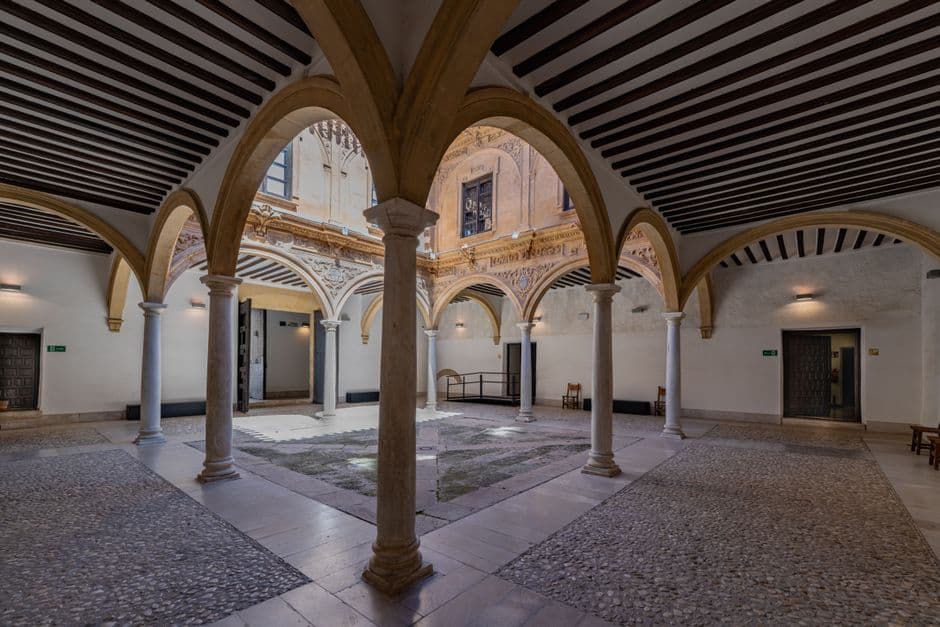Patio histórico con arquitectura antigua, en la sala de chat de Villarejo de Salvanés
