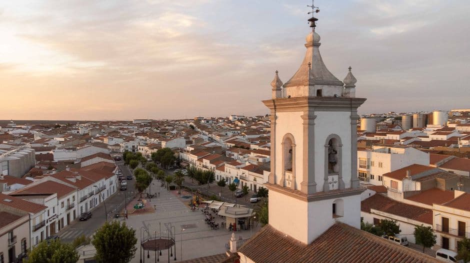 Vista aérea de pueblo con torre de iglesia, en el chat de Almodóvar del Río