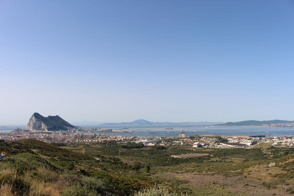 Campo verde junto a la ciudad costera, en el chat de Algeciras