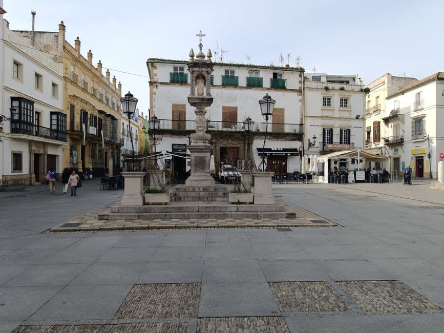 Plaza central histórica con edificios antiguos y empedrado, en el chat de Valencina de la Concepción