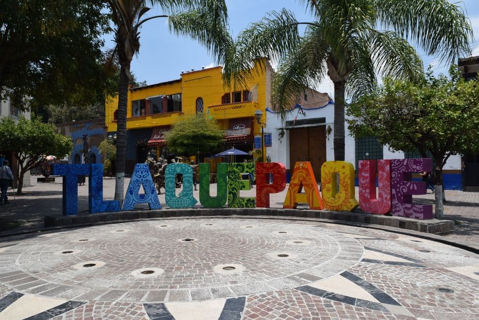 Señal cuadrada con texto Sign In sobre fondo blanco, en la sala de chat de Tlaquepaque