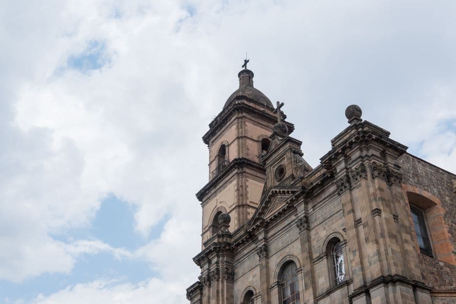 Fachada histórica de una iglesia en Toluca de Lerdo, en el chat de Santa María Chimalhuacán