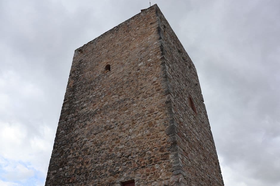 Torre medieval en un paisaje español, en la sala de chat de Torrelavega