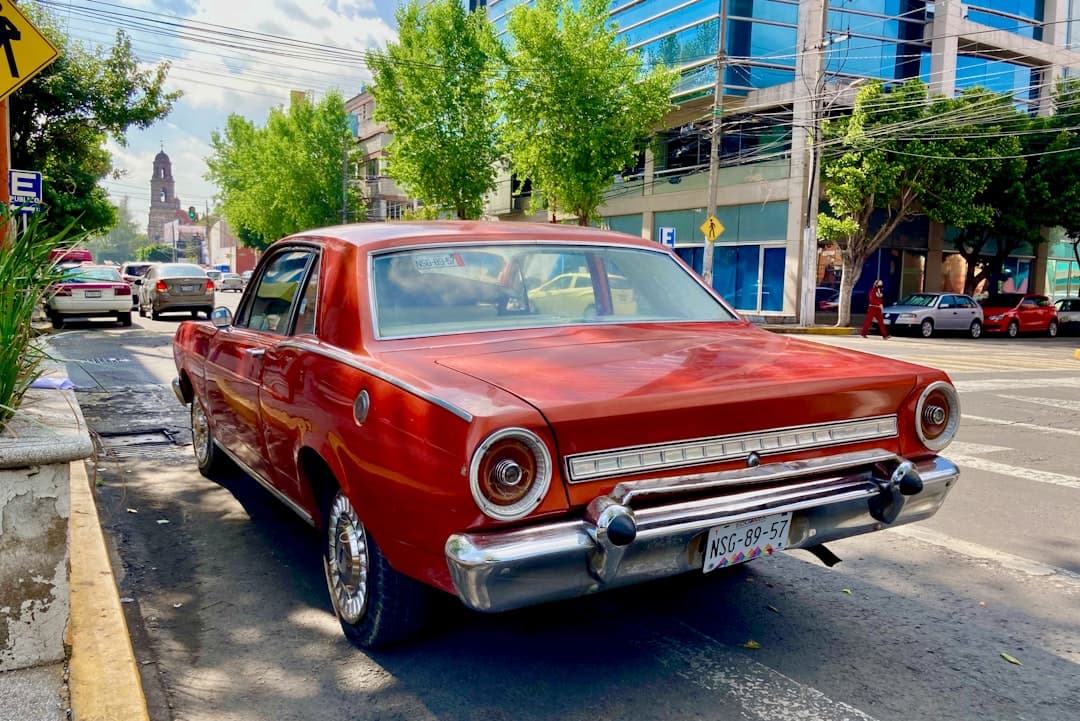 coche clásico rojo aparcado en calle de día, en la sala de chat de Tlalnepantla