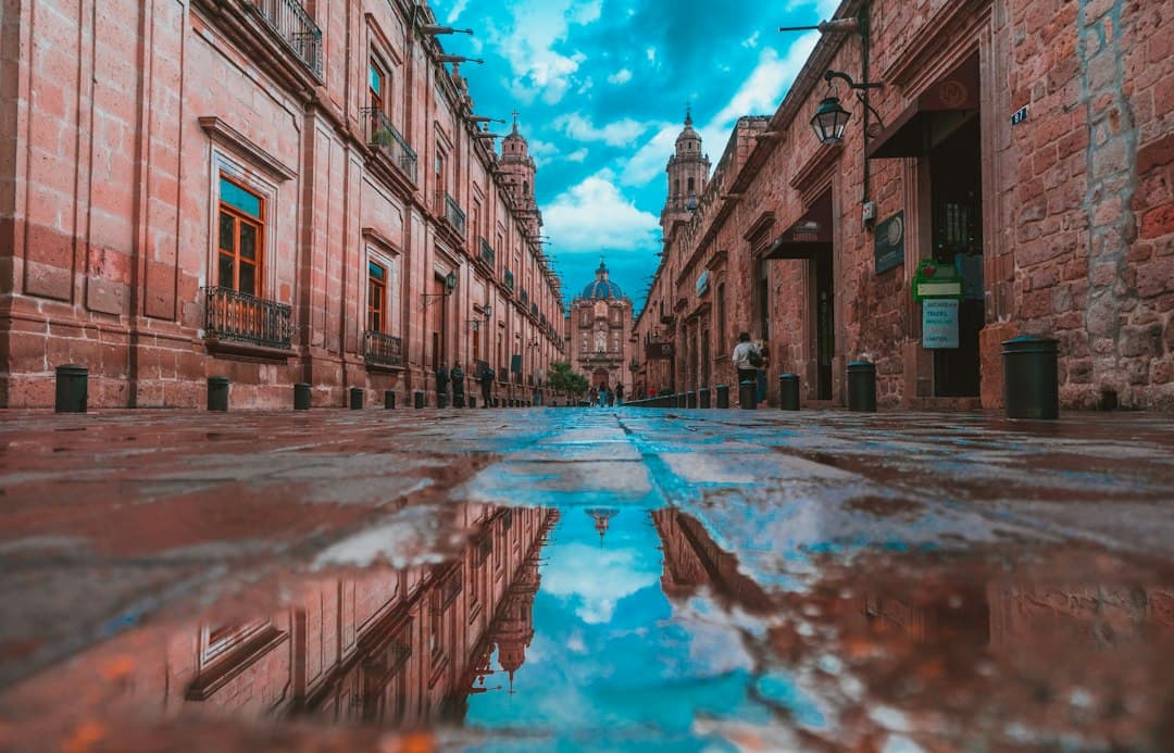 Callejón vacío entre edificios bajo un cielo azul, en el chat de Zamora de Hidalgo