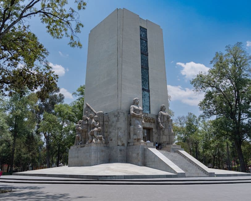Monumento rodeado de árboles y una fuente, en el chat de Heroica Matamoros