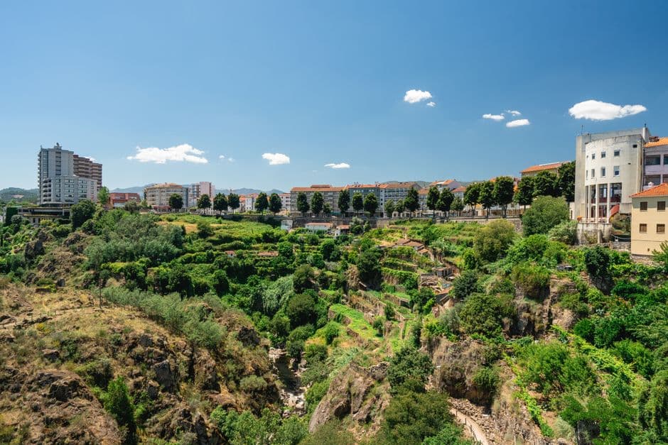 Vista de una villa en un pueblo costero, en la sala de chat de Vila-real