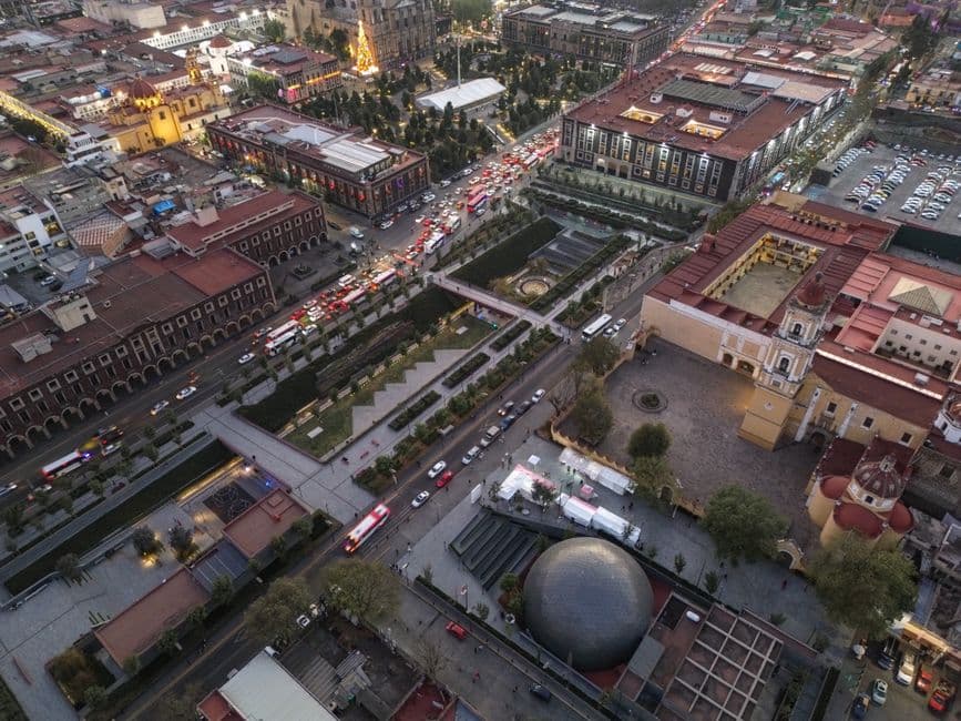 Vista aérea de un centro urbano al anochecer, en el chat de Cosoleacaque