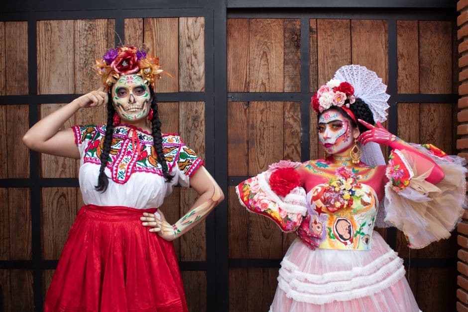Maquillaje colorido de catrina, tradición mexicana, en el chat de Milpa Alta