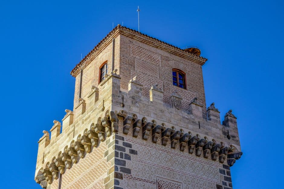 Torre medieval en un paisaje urbano, en la sala de chat de Alcázar de San Juan