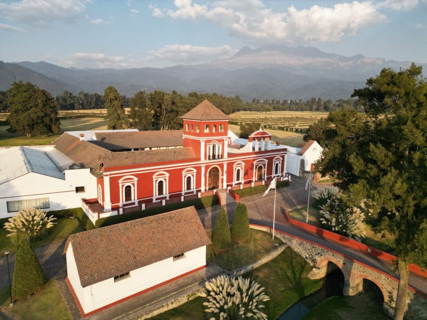 Vista aérea de una antigua hacienda mexicana, en el chat de Villa Victoria