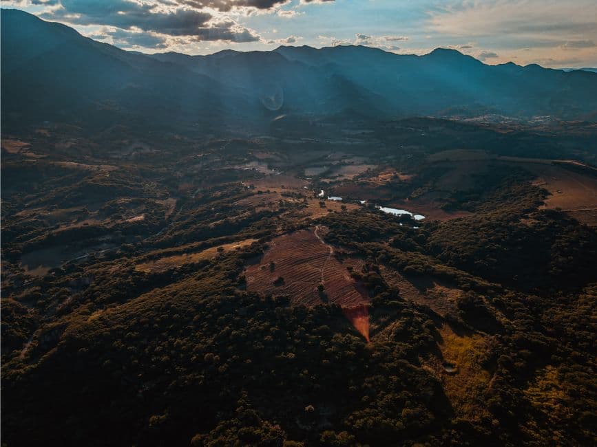 Vista desde lo alto de un campo en un valle, en el chat de Yautepec
