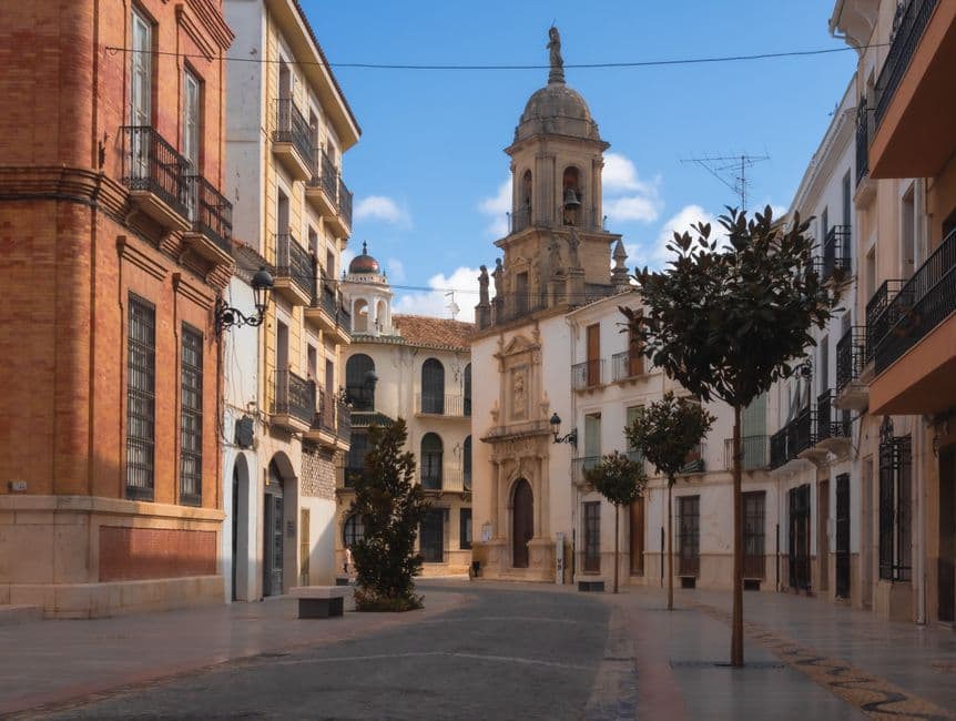 Calle empedrada con edificios históricos, en la sala de chat de Priego de Córdoba