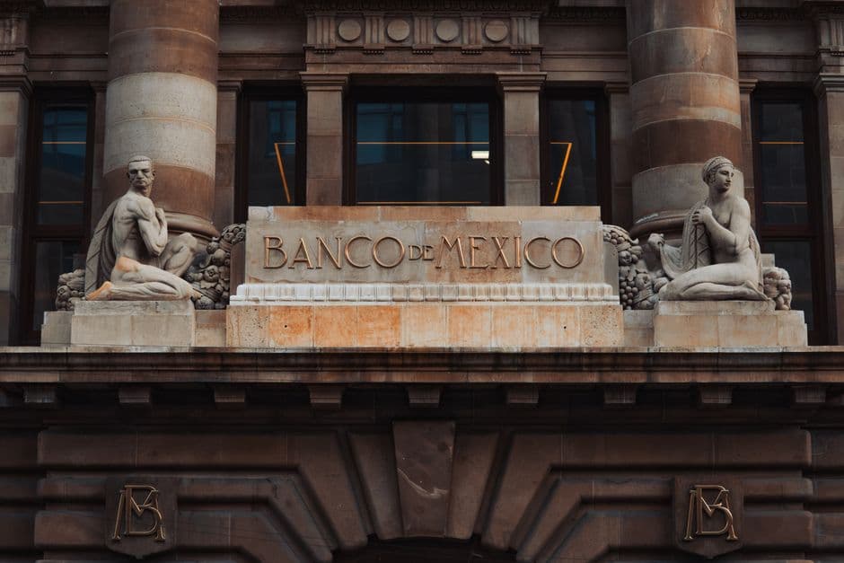 Fachada de un edificio histórico de época, en el chat de Tecomán