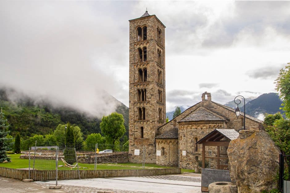 Iglesia católica romana en un valle montañoso, en la sala de chat de San Clemente
