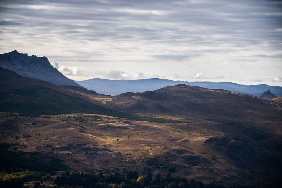 Vista panorámica de una gran cordillera en Argentina, en el chat de Rawson