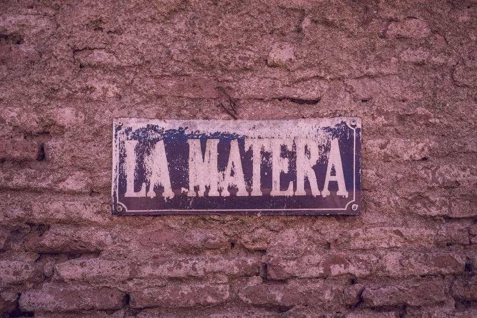 Letrero rústico en pared antigua, en el chat de La Matanza