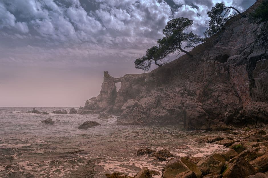 Montaña rocosa junto al mar, en la sala de chat de Lloret de Mar