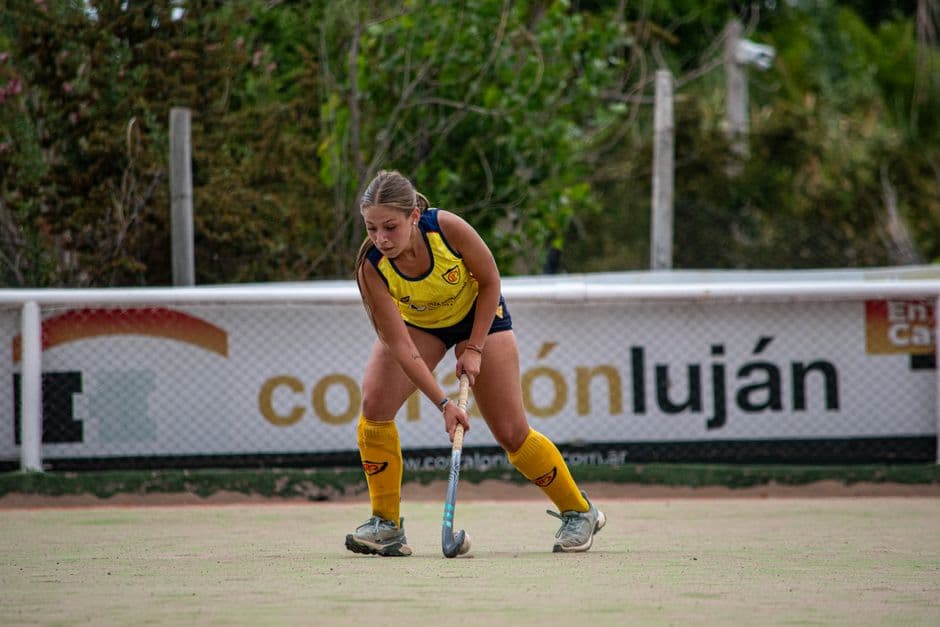 Jugador de hockey sobre hierba en acción, en el chat de Hurlingham