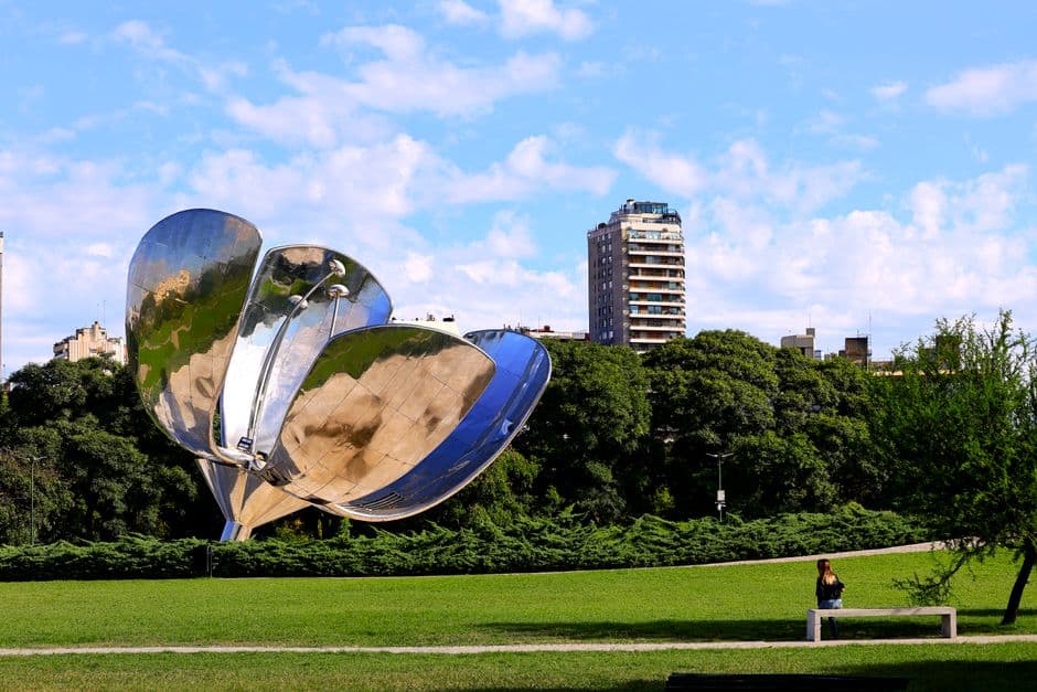 Escultura de flor en parque, en el chat de Luján