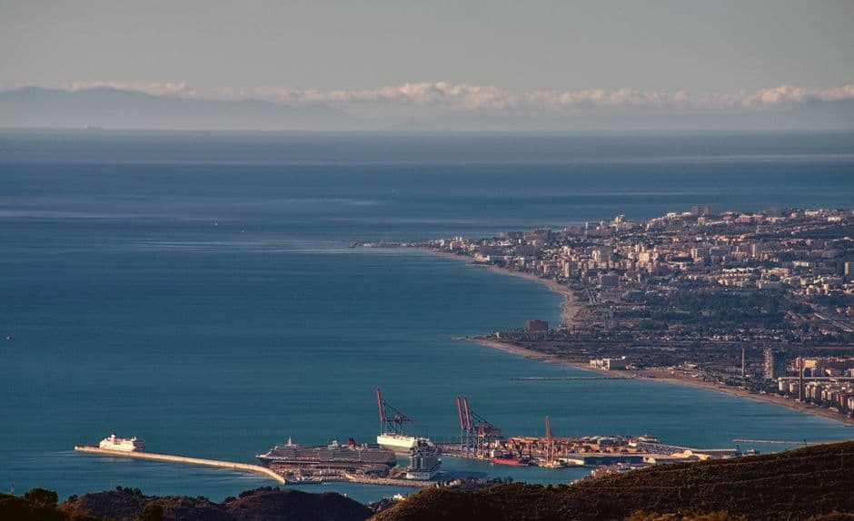 Vista aérea de ciudad costera en la sala de chat de Almuñécar