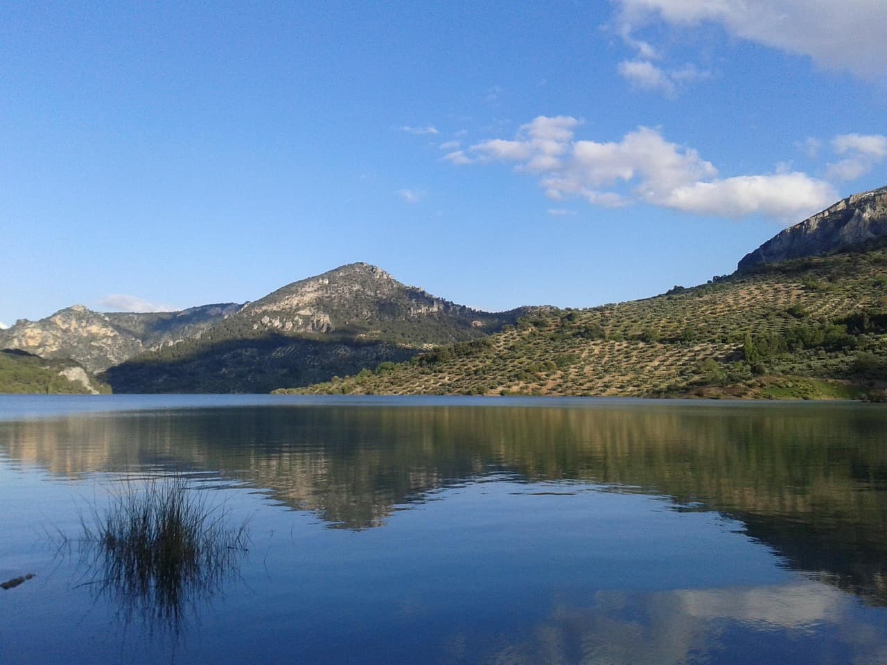 Lago rodeado de montañas en los alrededores de Jaén, en el chat de Jaén