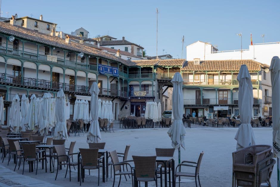 Plaza encantadora al atardecer, en la sala de chat de Sigüenza