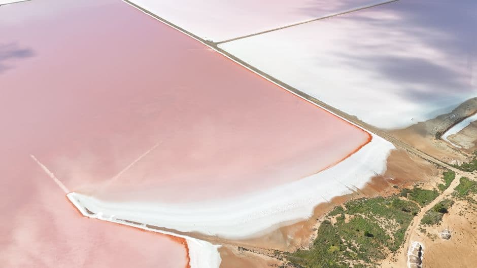 Vista aérea de salinas de colores vivos, en el chat de Salina Cruz