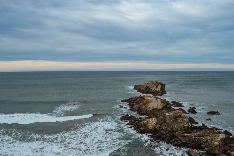 Una figura femenina de Yemaya con vestimenta azul y detalles marinos, en el chat de Zarautz