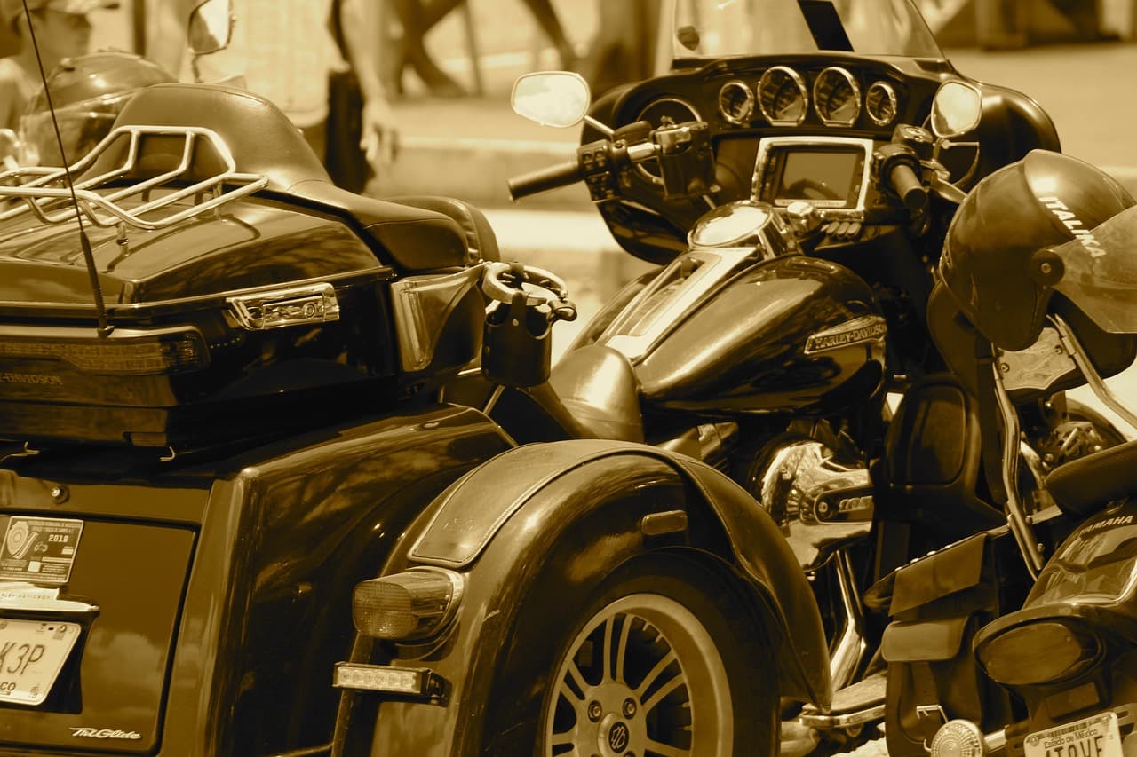 Motocicleta aparcada en la calle, en el chat de Balancán