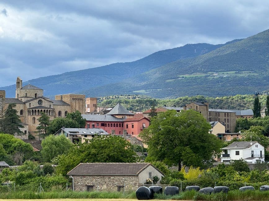 Pueblo montañoso con edificios históricos, en la sala de chat de Jaca