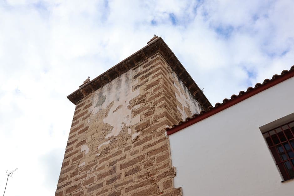 Torre histórica de un convento en un entorno español, en el chat de Barbastro