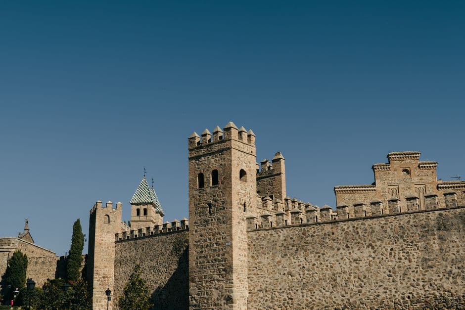 Muros históricos de Toledo bajo cielo despejado, en el chat de Barbastro