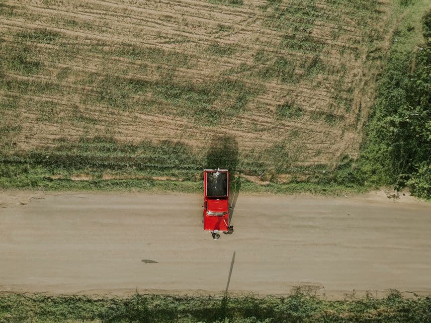 Camión en un camino de tierra junto a un campo, en el chat de San Agustín