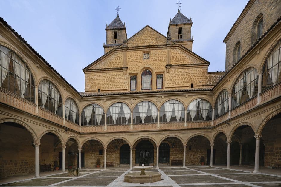 Patio interior con arquitectura histórica, en la sala de chat de Úbeda