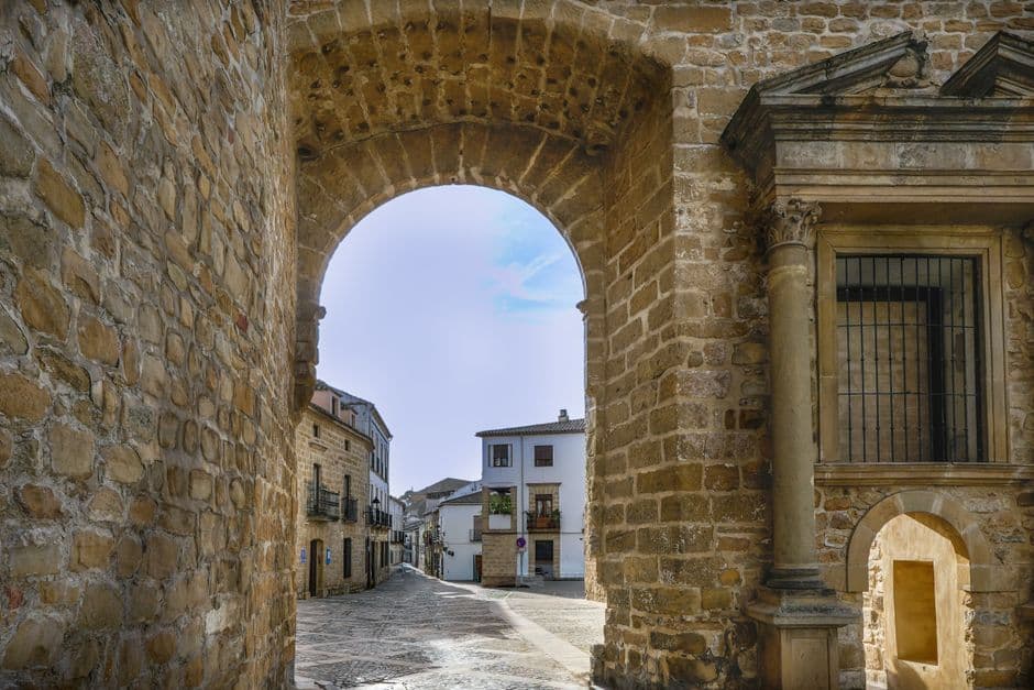 Arcada histórica de piedra con columnas en Baeza, Andalucía, en el chat de Baeza