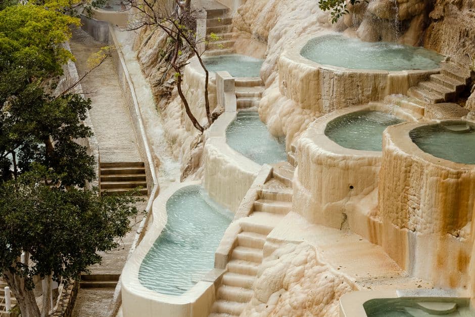 Pozas de aguas termales en un balneario de montaña, en el chat de Mezquital
