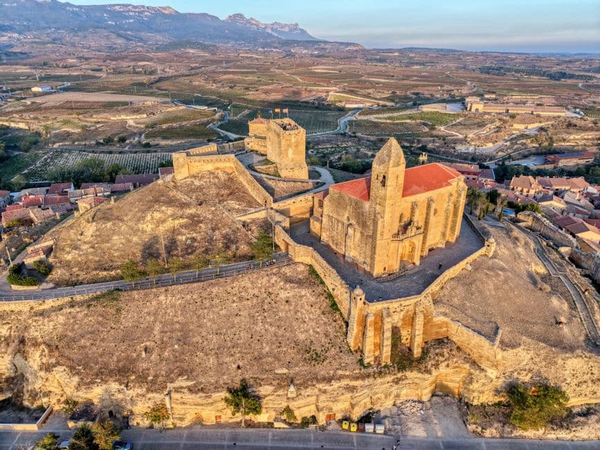 Castillo en un valle rodeado de montañas, en la sala de chat de Haro