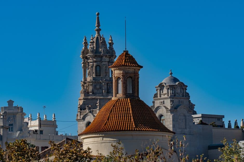 Horizonte histórico de Valencia con catedral y rascacielos, en la sala de chat de Telde