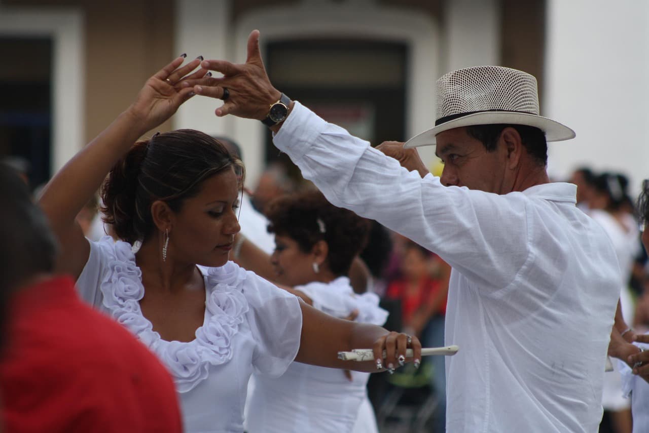 Pareja mexicana bailando danzón, en el chat de Zongolica