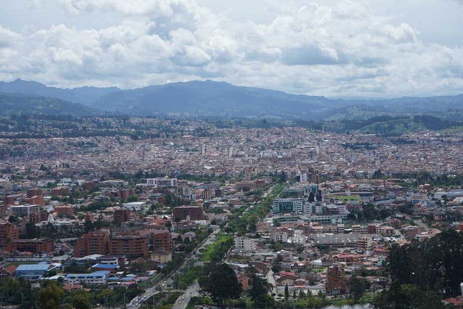 Vista de ciudad densamente poblada en la sala de chat de Cuenca