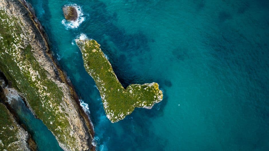 Vista aérea de costa escarpada con acantilados y mar, en el chat de Arrecife