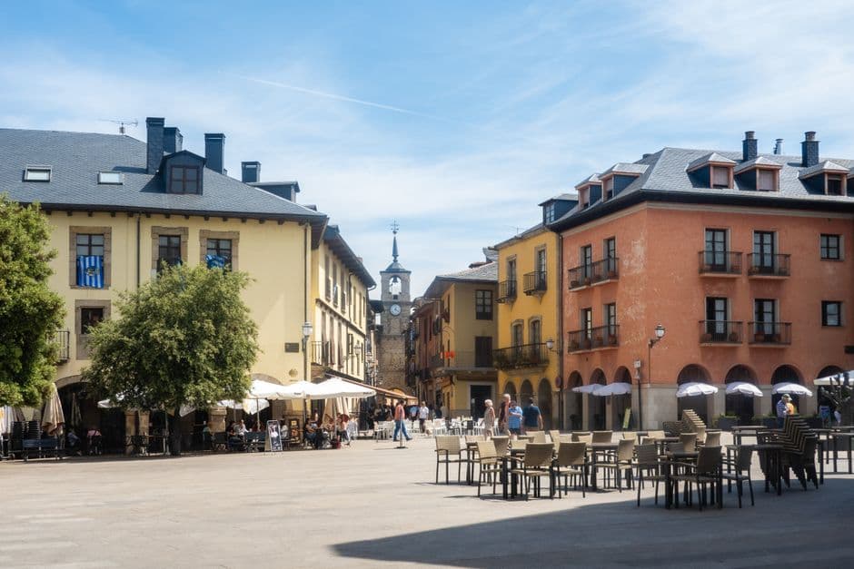 Vista del casco histórico de Ponferrada con torres y río, en el chat de Ponferrada
