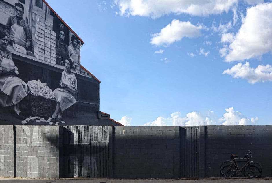Mural colorido en la fachada de un edificio histórico, en el chat de Astorga