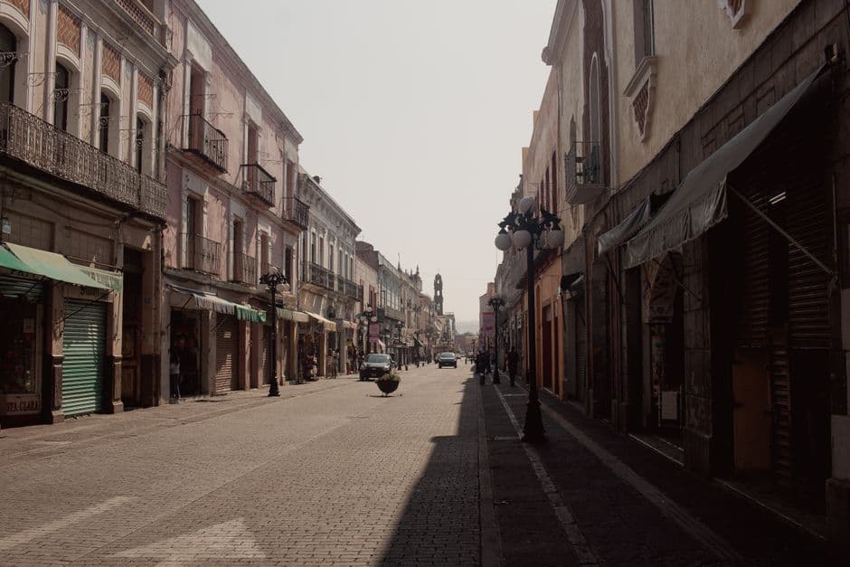 Calle con casas de colores y fachadas antiguas, en el chat de Heroica Ciudad de Tlaxiaco