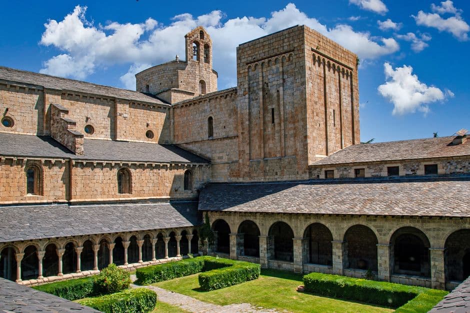 Jardín del claustro de la catedral de Santa María en el chat de La Seu d'Urgell