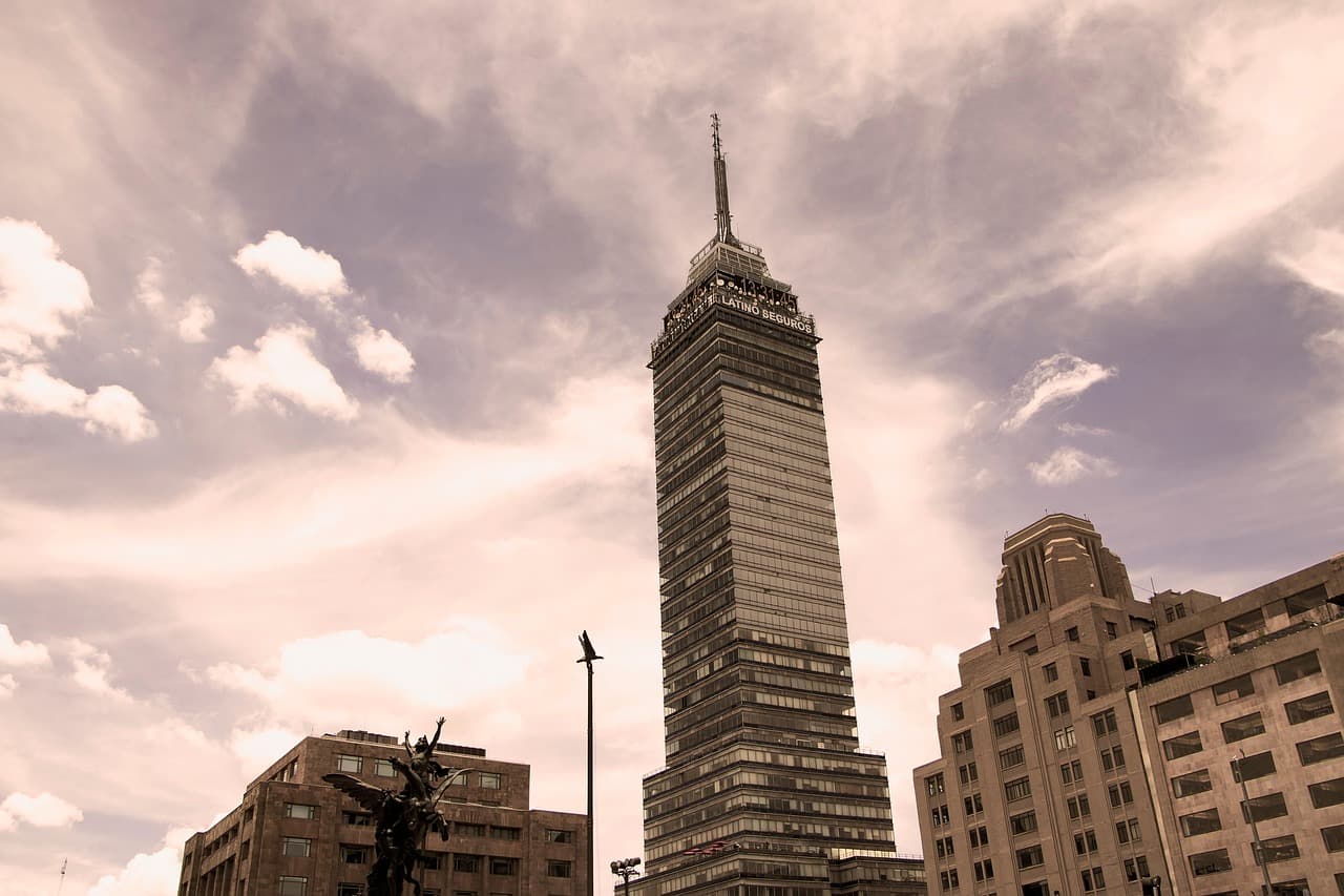 Rascacielos alto en una ciudad latinoamericana, en el chat de Heroica Ciudad de Cananea
