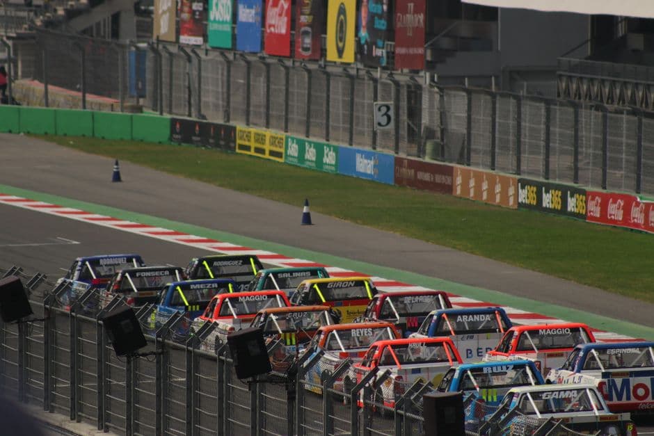 Carrera de camiones en un autódromo, en el chat de Juan Rodríguez Clara