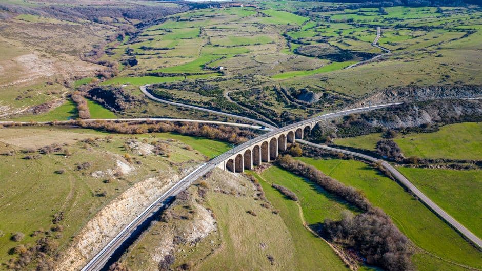 Vista aérea impresionante del puente de Cantabria, en la sala de chat de Tàrrega