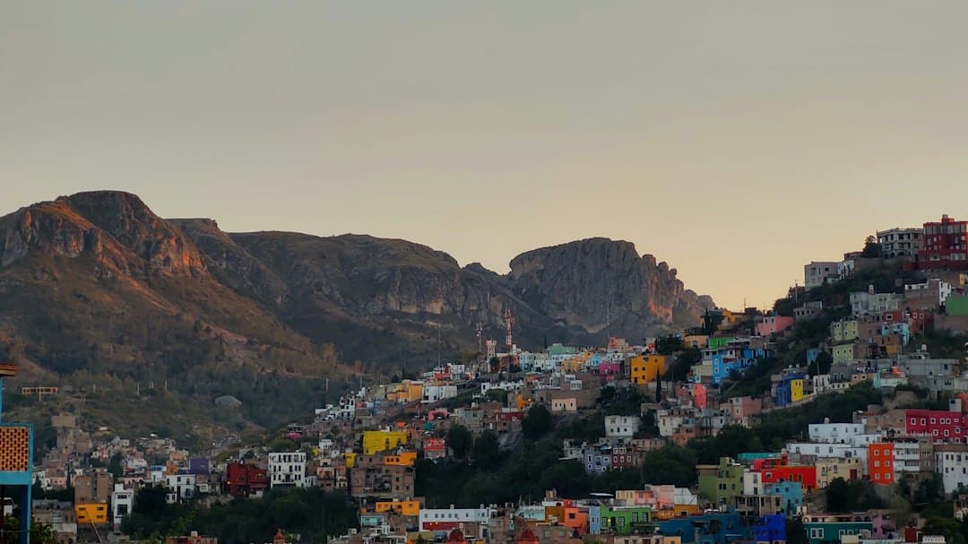 Ciudad junto a una montaña durante el día, en el chat de Guadalupe Victoria